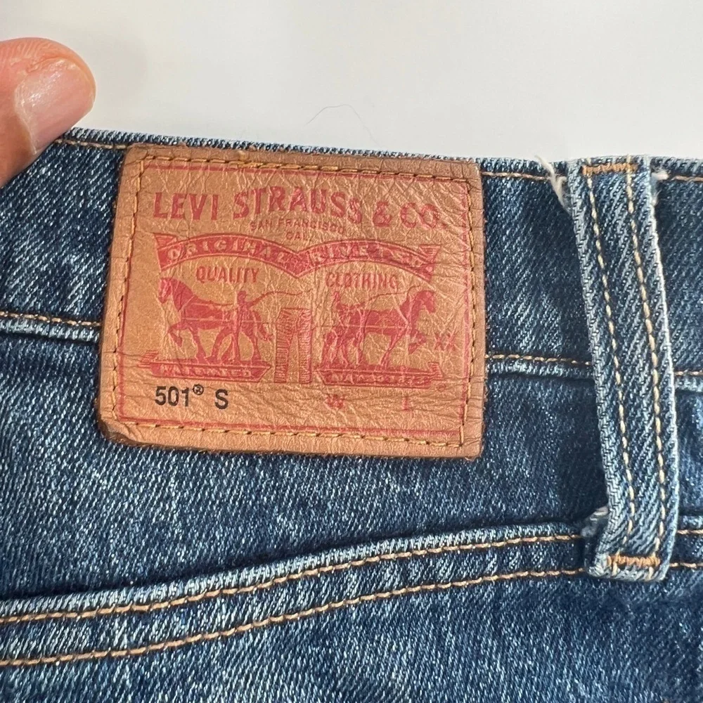 Levis measurements laying